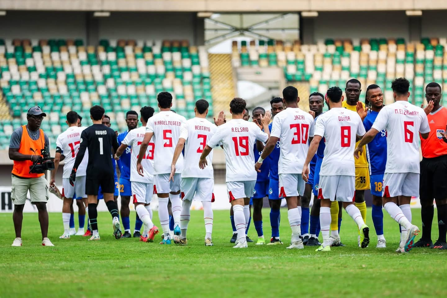 موقع الملاعب : حافلة الزمالك تصل استاد الجيش استعدادا لمواجهة المصري في الكونفدرالية